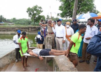 நாகப்பட்டினம் ஊராட்சி ஒன்றியம் பாப்பாக்கோவில் ஊராட்சி பகுதியில் அமைந்துள்ள அந்தனபேட்டை பெருமாள் கோயில் குளத்தில் நடைபெற்ற பேரிடர் மீட்பு செயல் விளக்க ஒத்திகை நிகழ்ச்சியினை மாவட்ட ஆட்சித்தலைவர் அ. அருண்தம்புராஜ் பார்வையிட்டு ஆய்வு மேற்கொண்டார்.