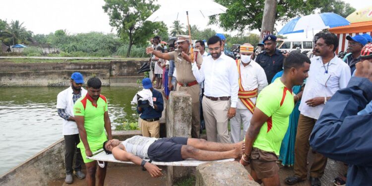 நாகப்பட்டினம் ஊராட்சி ஒன்றியம் பாப்பாக்கோவில் ஊராட்சி பகுதியில் அமைந்துள்ள அந்தனபேட்டை பெருமாள் கோயில் குளத்தில் நடைபெற்ற பேரிடர் மீட்பு செயல் விளக்க ஒத்திகை நிகழ்ச்சியினை மாவட்ட ஆட்சித்தலைவர் அ. அருண்தம்புராஜ் பார்வையிட்டு ஆய்வு மேற்கொண்டார்.