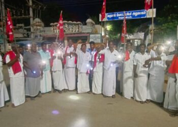 வேதாரண்யத்தில்  தமிழ்நாடு விவசாயிகள் சங்கத்தினர் டார்ச் லைட் அடித்து கண்டன ஆர்ப்பாட்டத்தில் ஈடுபட்டனர்.