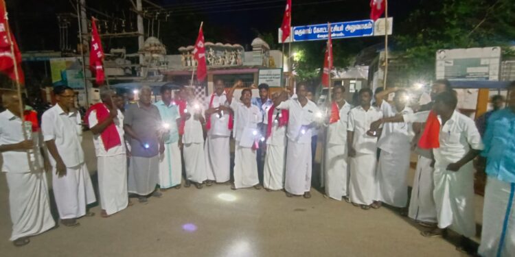 வேதாரண்யத்தில்  தமிழ்நாடு விவசாயிகள் சங்கத்தினர் டார்ச் லைட் அடித்து கண்டன ஆர்ப்பாட்டத்தில் ஈடுபட்டனர்.