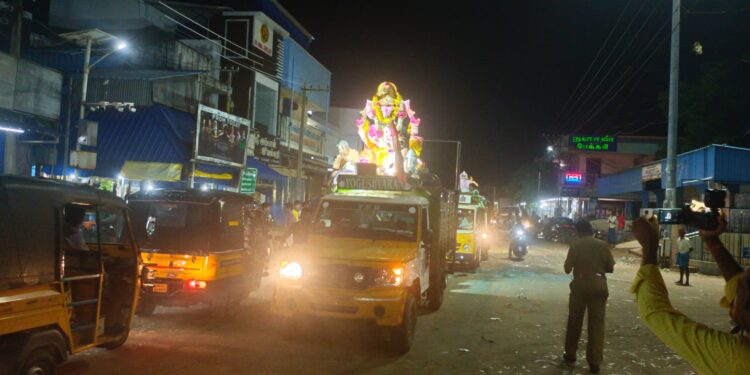 வேதாரண்யம் பகுதியில் 17 விநாயகர் சிலைகள் கடலில் கரைக்கப்பட்டன.