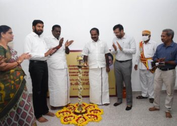 மாண்புமிகு தமிழ்நாடு முதலமைச்சர் அவர்களால் நாகப்பட்டினம் மாவட்டத்தில் தோட்டக்கலை மற்றும் மலைப்பயிர்கள் துறை சார்பில் புதிதாக கட்டப்பட்டுள்ள  தோட்டக்கலை தகவல் மற்றும் பயிற்சி மைய கட்டிடத்தினை காணொலி காட்சி வாயிலாக இன்று திறந்து வைக்கப்பட்டதனை தொடர்ந்து   மாண்புமிகு சுற்றுச்சூழல் காலநிலை மாற்ற துறை மற்றும் இளைஞர் நலன் விளையாட்டு மேம்பாட்டு துறை அமைச்சர் சிவ.வீ.மெய்யநாதன்   குத்துவிளக்கேற்றி வைத்து பார்வையிட்டார்.