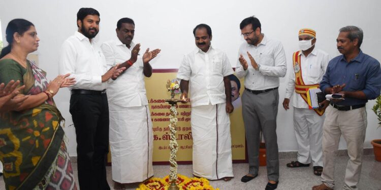 மாண்புமிகு தமிழ்நாடு முதலமைச்சர் அவர்களால் நாகப்பட்டினம் மாவட்டத்தில் தோட்டக்கலை மற்றும் மலைப்பயிர்கள் துறை சார்பில் புதிதாக கட்டப்பட்டுள்ள  தோட்டக்கலை தகவல் மற்றும் பயிற்சி மைய கட்டிடத்தினை காணொலி காட்சி வாயிலாக இன்று திறந்து வைக்கப்பட்டதனை தொடர்ந்து   மாண்புமிகு சுற்றுச்சூழல் காலநிலை மாற்ற துறை மற்றும் இளைஞர் நலன் விளையாட்டு மேம்பாட்டு துறை அமைச்சர் சிவ.வீ.மெய்யநாதன்   குத்துவிளக்கேற்றி வைத்து பார்வையிட்டார்.