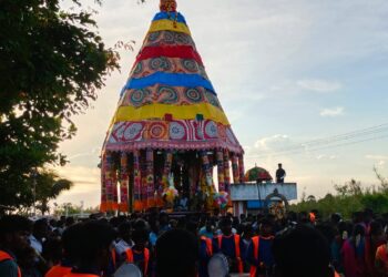 வேதாரண்யத்தை அடுத்த தேத்தாகுடி கிராமத்தை சேர்ந்த குளுந்தாளம்மன் கோயிலில் தேரோட்டம் நடைபெற்றது.