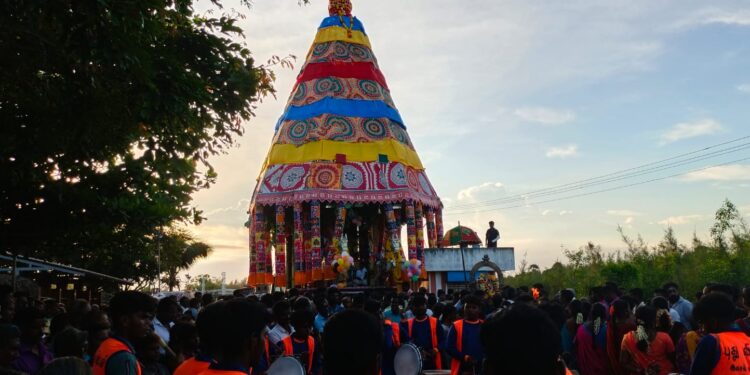 வேதாரண்யத்தை அடுத்த தேத்தாகுடி கிராமத்தை சேர்ந்த குளுந்தாளம்மன் கோயிலில் தேரோட்டம் நடைபெற்றது.