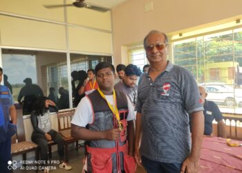 துப்பாக்கி சுடும் போட்டியில் தங்கப்பதக்கம் வென்ற மாணவருக்கு வேதாரண்யத்தை அடுத்த கருப்பம்புலம் அகரம் மெட்ரிகுலேஷன் பள்ளி தாளாளர் பாராட்டு.