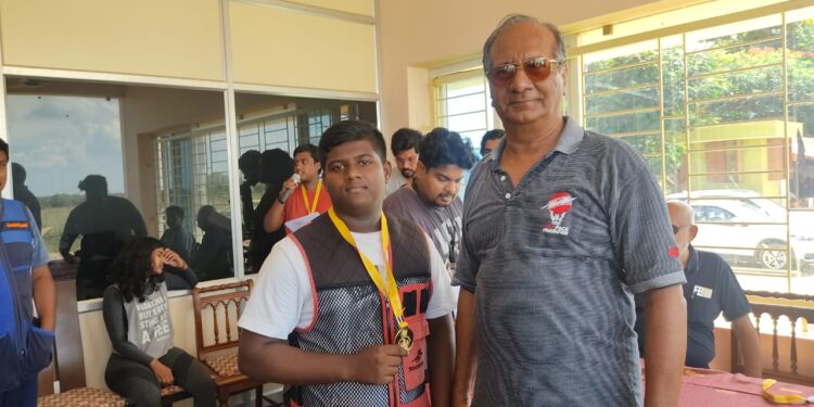 துப்பாக்கி சுடும் போட்டியில் தங்கப்பதக்கம் வென்ற மாணவருக்கு வேதாரண்யத்தை அடுத்த கருப்பம்புலம் அகரம் மெட்ரிகுலேஷன் பள்ளி தாளாளர் பாராட்டு.