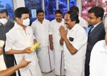 தூத்துக்குடி வருகை தந்த முதல்வர் மு.க ஸ்டாலினுக்கு  உற்சாக வரவேற்பு: மாற்றுத்திறனாளி பெண்ணிடம் காரிலிருந்து இறங்கி   நடந்து சென்று மனு வாங்கினார்!!