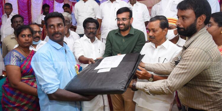 நாகப்பட்டினம் மாவட்டம் கீழையூர் ஊராட்சி ஒன்றியம் மேலவாழக்கரை ஊராட்சியில் சிறப்பு மக்கள் நேர்காணல் முகாம் மாவட்ட ஆட்சித்தலைவர் அ.அருண்தம்புராஜ் தலைமையில் தமிழ்நாடு தாட்கோ கழக தலைவர் உ.மதிவாணன் மற்றும் கீழ்வேளுர் சட்டமன்ற உறுப்பினர் வி.பி.நாகை மாலி முன்னிலையில் நடைபெற்றது.