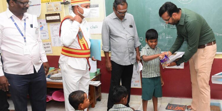 நாகப்பட்டினம் மாவட்டம் கீழையூர் ஊராட்சி ஒன்றியம் மேலவாழக்கரை ஊராட்சியில் சிறப்பு மக்கள் நேர்காணல் முகாம் மாவட்ட ஆட்சித்தலைவர் அ.அருண்தம்புராஜ் தலைமையில் தமிழ்நாடு தாட்கோ கழக தலைவர் உ.மதிவாணன் மற்றும் கீழ்வேளுர் சட்டமன்ற உறுப்பினர் வி.பி.நாகை மாலி முன்னிலையில் நடைபெற்றது.