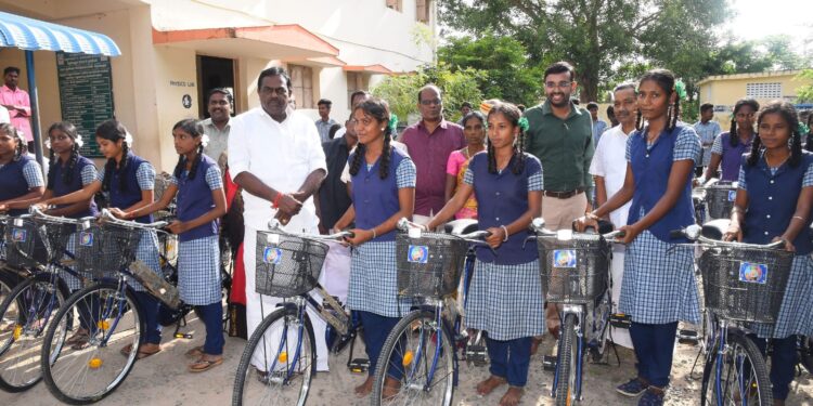 நாகப்பட்டினம் மாவட்டம் கீழையூர் ஊராட்சி ஒன்றியம் மேலவாழக்கரை ஊராட்சியில் சிறப்பு மக்கள் நேர்காணல் முகாம் மாவட்ட ஆட்சித்தலைவர் அ.அருண்தம்புராஜ் தலைமையில் தமிழ்நாடு தாட்கோ கழக தலைவர் உ.மதிவாணன் மற்றும் கீழ்வேளுர் சட்டமன்ற உறுப்பினர் வி.பி.நாகை மாலி முன்னிலையில் நடைபெற்றது.