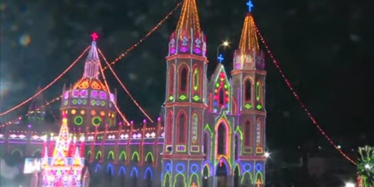 வேளாங்கண்ணி புனித ஆரோக்கிய மாதா பேராலயத்தில் பெரிய தேர் பவனி