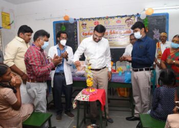 நாகப்பட்டினம் மாவட்டம் திருமருகல் ஊராட்சி ஒன்றியம் பனங்குடி ஊராட்சி சமத்துவபுரம் உயர் நிலைப்பள்ளியில் நடைபெற்ற தேசிய குடற்புழு நீக்கம் முகாமினை மாவட்ட ஆட்சித்தலைவர் அ.அருண்தம்புராஜ் குத்துவிளக்கேற்றி தொடங்கி வைத்து பள்ளி குழந்தைகளுக்கு குடற்புழு நீக்கம் (ஆல்பெண்டசோல்) மாத்திரைகளை வழங்கினார்.