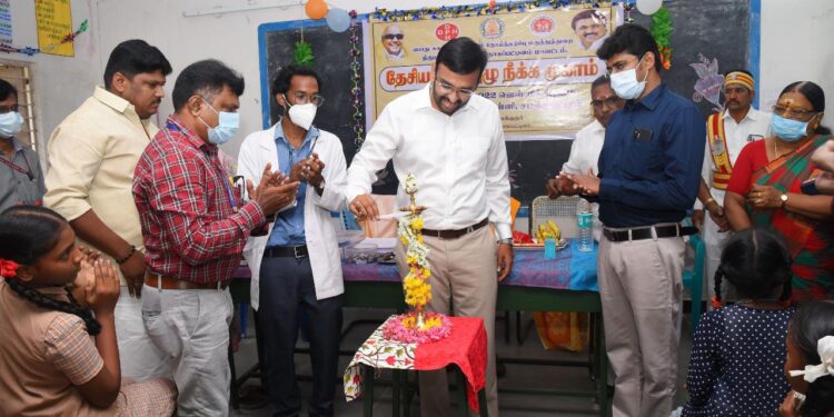 நாகப்பட்டினம் மாவட்டம் திருமருகல் ஊராட்சி ஒன்றியம் பனங்குடி ஊராட்சி சமத்துவபுரம் உயர் நிலைப்பள்ளியில் நடைபெற்ற தேசிய குடற்புழு நீக்கம் முகாமினை மாவட்ட ஆட்சித்தலைவர் அ.அருண்தம்புராஜ் குத்துவிளக்கேற்றி தொடங்கி வைத்து பள்ளி குழந்தைகளுக்கு குடற்புழு நீக்கம் (ஆல்பெண்டசோல்) மாத்திரைகளை வழங்கினார்.