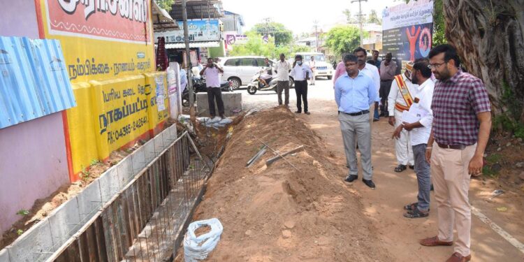 நாகப்பட்டினம் மாவட்டத்தில் நடைபெற்று வரும் திட்டப்பணிகள் குறித்து மாவட்ட கண்காணிப்பு அலுவலர், குறு சிறு மற்றும் நடுத்தர தொழில் நிறுவனங்கள் துறை அரசு செயலாளர் வீ.அருண்ராய் மாவட்ட ஆட்சித்தலைவர் அ.அருண்தம்புராஜ் இன்று ஆய்வு மேற்கொண்டார்.