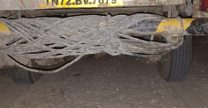 குலசேகரப்பட்டினம் கடற்கரைப் பகுதியில்சட்ட விரோதமாக இலங்கைக்கு கடத்த இருந்த சுமார் 1.5 டன் பீடி இலைகள் மற்றும் வாகனம் பறிமுதல் – 2 பேர் கைது