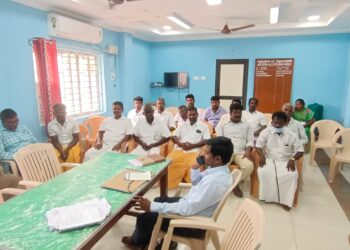 வேதாரணியம் வட்டாட்சியர் அலுவலகத்தில் வேதாரணியம் வருவாய் கோட்ட அலுவலர் மற்றும் உட்கோட்ட நிர்வாக நடுவர் தலைமையில் அமைதி பேச்சுவார்த்தை கூட்டம் 