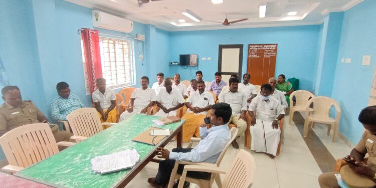 வேதாரணியம் வட்டாட்சியர் அலுவலகத்தில் வேதாரணியம் வருவாய் கோட்ட அலுவலர் மற்றும் உட்கோட்ட நிர்வாக நடுவர் தலைமையில் அமைதி பேச்சுவார்த்தை கூட்டம் 