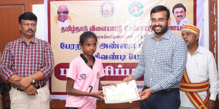 நாகப்பட்டினம் மாவட்டத்தில் பேரறிஞர் அண்ணா அவர்களின் பிறந்த தினத்தினை சிறப்புற கொண்டாடும் வகையில் மாவட்ட அளவிலான அண்ணா மிதிவண்டி போட்டியினை மாவட்ட ஆட்சித்தலைவர் அ.அருண்தம்புராஜ் தமிழ்நாடு மீன்வளர்ச்சி கழக தலைவர் என். கௌதமன் ஆகியோர் இன்று கொடியசைத்து துவக்கி வைத்தனர்