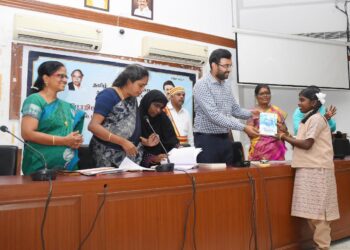 நாகப்பட்டினம் மாவட்டத்தில் தமிழ்வளர்ச்சி துறை சார்பில் மறைந்த முன்னாள் முதலைமைச்சர் அண்ணா அவர்களின் பிறந்தநாளை முன்னிட்டு நடைபெற்ற பேச்சுபோட்டியில் வெற்றிபெற்ற பள்ளி கல்லூரி மாணவ, மாணவிகளுக்கு மாவட்ட ஆட்சித்தலைவர் அ.அருண்தம்புராஜ் இன்று பரிசுகளை வழங்கினார்.