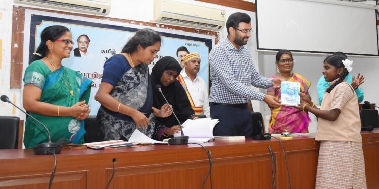 நாகப்பட்டினம் மாவட்டத்தில் தமிழ்வளர்ச்சி துறை சார்பில் மறைந்த முன்னாள் முதலைமைச்சர் அண்ணா அவர்களின் பிறந்தநாளை முன்னிட்டு நடைபெற்ற பேச்சுபோட்டியில் வெற்றிபெற்ற பள்ளி கல்லூரி மாணவ, மாணவிகளுக்கு மாவட்ட ஆட்சித்தலைவர் அ.அருண்தம்புராஜ் இன்று பரிசுகளை வழங்கினார்.