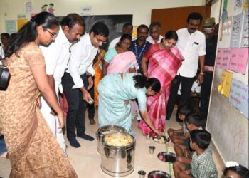 தூத்துக்குடி மாநகராட்சி அரசு தொடக்கப்பள்ளி மாணவர்களுக்கு காலை  உணவு திட்டம்:  கனிமொழி எம்.பி,   துவக்கி வைத்தார். அமைச்சர் கீதாஜீவன் ,மேயர் ஜெகன் பெரியசாமி பங்கேற்பு!!