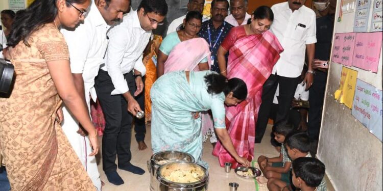 தூத்துக்குடி மாநகராட்சி அரசு தொடக்கப்பள்ளி மாணவர்களுக்கு காலை  உணவு திட்டம்:  கனிமொழி எம்.பி,   துவக்கி வைத்தார். அமைச்சர் கீதாஜீவன் ,மேயர் ஜெகன் பெரியசாமி பங்கேற்பு!!