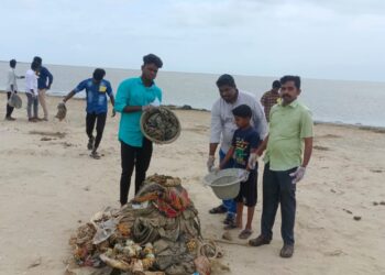 வேதாரணியம் சன்னதி கடற்கரையில் சர்வதேச கடலோர தூய்மை தினம் கடைப்பிடிக்கப்பட்டு கடற்கரையில் உள்ள குப்பைகள் அகற்றப்பட்டன. 