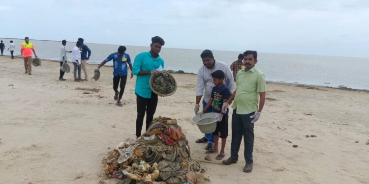 வேதாரணியம் சன்னதி கடற்கரையில் சர்வதேச கடலோர தூய்மை தினம் கடைப்பிடிக்கப்பட்டு கடற்கரையில் உள்ள குப்பைகள் அகற்றப்பட்டன.