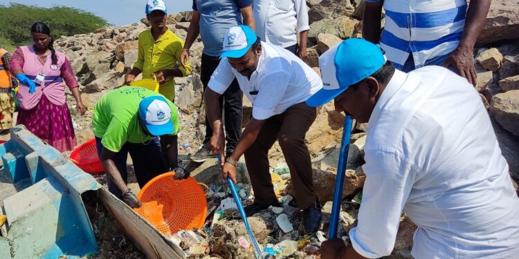 தூத்துக்குடி கடற்கரை பகுதிகளில் மெகா தூய்மை பணி..!* *ஒரே நாளில் 28 டன் குப்பைகள் அதிரடியாக அகற்றம்..!!* *பாலிதீன்-பிளாஸ்டிக் பொருட்களை முற்றிலுமாக தவிர்க்க மாநகராட்சி மேயர் ஜெகன்பெரியசாமி அறிவுறுத்தல்..!!!*