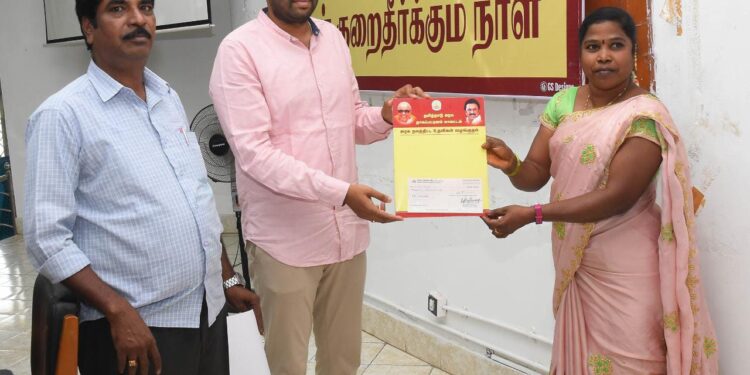 நாகப்பட்டினம் மாவட்ட ஆட்சியர் அலுவலகத்தில் வாராந்திர மக்கள் குறைதீர்க்கும் நாள் கூட்டம் மாவட்ட ஆட்சித்தலைவர் அ.அருண்தம்புராஜ் தலைமையில் இன்று நடைபெற்றது.