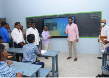 நாகப்பட்டினம் மாவட்டம் பொரவச்சேரி ஊராட்சியில் அரசு உண்டு உறைவிட மாதிரிப்பள்ளியில் தொடு திரை கணினி வகுப்பைமாவட்ட ஆட்சித்தலைவர் அ.அருண்தம்புராஜ் இன்று தொடங்கி வைத்தார்.