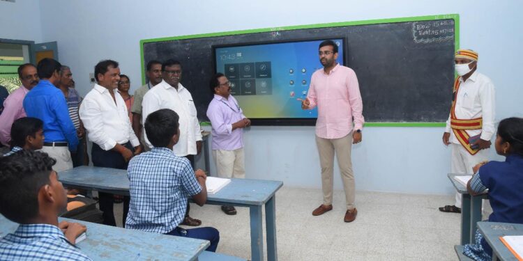 நாகப்பட்டினம் மாவட்டம் பொரவச்சேரி ஊராட்சியில் அரசு உண்டு உறைவிட மாதிரிப்பள்ளியில் தொடு திரை கணினி வகுப்பைமாவட்ட ஆட்சித்தலைவர் அ.அருண்தம்புராஜ் இன்று தொடங்கி வைத்தார்.