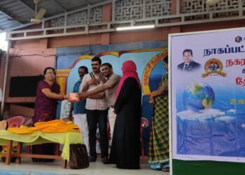 நாகப்பட்டினம் ரோட்டரி சங்கமும் நாகப்பட்டினம் காடம்பாடி நகராட்சி நடுநிலைப்பள்ளி தேசிய பசுமை படையும் இணைந்து இன்று காலை உலக ஓசோன் தினமும் ஆசிரியர் தின விழாவும் நடத்தியது.