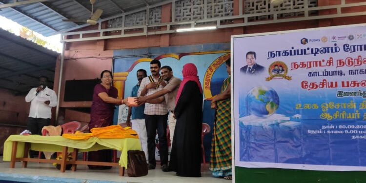 நாகப்பட்டினம் ரோட்டரி சங்கமும் நாகப்பட்டினம் காடம்பாடி நகராட்சி நடுநிலைப்பள்ளி தேசிய பசுமை படையும் இணைந்து இன்று காலை உலக ஓசோன் தினமும் ஆசிரியர் தின விழாவும் நடத்தியது.