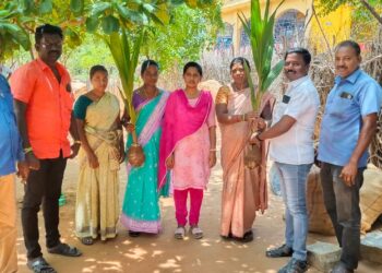 மாப்பிள்ளையூரணி குளம் பராமரிப்பு பணியை பஞ்சாயத்து தலைவர் சரவணக்குமார் துவக்கி வைத்தார்.