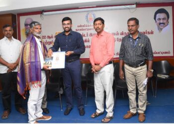 நாகப்பட்டினம் மாவட்டத்தில் 2021-22ஆம் கல்வியாண்டில் டாக்டர்.இராதாகிருஷ்ணன் விருது பெற்றவர்கள் மற்றும் அரசு பொது தேர்வில் 100 விழுக்காடு தேர்ச்சி பெற்ற அரசு பள்ளிகளுக்கு பாராட்டு சான்றிதழ்கள் மற்றும் கேடயங்களை மாவட்ட ஆட்சித்தலைவர் அ.அருண்தம்புராஜ் வழங்கினார்.