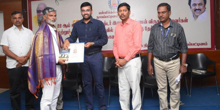 நாகப்பட்டினம் மாவட்டத்தில் 2021-22ஆம் கல்வியாண்டில் டாக்டர்.இராதாகிருஷ்ணன் விருது பெற்றவர்கள் மற்றும் அரசு பொது தேர்வில் 100 விழுக்காடு தேர்ச்சி பெற்ற அரசு பள்ளிகளுக்கு பாராட்டு சான்றிதழ்கள் மற்றும் கேடயங்களை மாவட்ட ஆட்சித்தலைவர் அ.அருண்தம்புராஜ் வழங்கினார்.