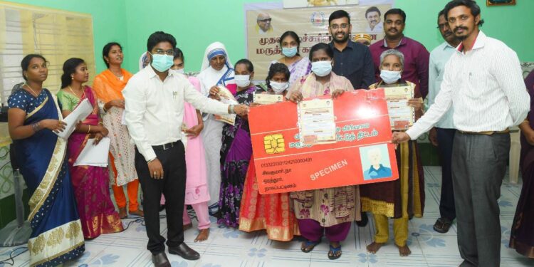 நாகப்பட்டினம் மாவட்டம் வேளாங்கண்ணியில் மாற்றுதிறனாளிகளுக்கு மருத்துவ காப்பீட்டு திட்ட அடையாள அட்டையினை மாவட்ட ஆட்சித்தலைவர் அ.அருண்தம்புராஜ் இன்று வழங்கினார்.