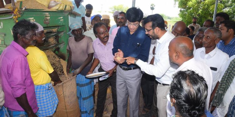 நாகப்பட்டினம் மாவட்டத்தில் நெல் சேமிப்பு கிடங்கு நெல் கொள்முதல் நிலையம் கூட்டுறவு கடன் சங்கம் ஆகியவற்றை கூட்டுறவு உணவு மற்றும் நுகர்வோர் பாதுகாப்புத் துறை அரசு முதன்மை செயலாளர் ஜே. இராதாகிருஷ்ணன் மாவட்ட ஆட்சித்தலைவர் அ.அருண்தம்புராஜ் இன்று ஆய்வு மேற்கொண்டனர்