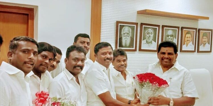 தூத்துக்குடி தெற்கு மாவட்ட திமுக செயலாளர் பதவிக்கு அமைச்சர் அனிதா ராதாகிருஷ்ணன் விருப்பமனு: கிழக்கு ஓன்றிய செயலாளர் சரவணகுமார் தலைமையில் நிர்வாகிகள் நேரில் வாழ்த்து!!