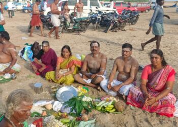 வேதாரணியம், கோடியக்கரையில் மகாளய அமாவாசையை முன்னிட்டு பக்தர்கள் கடலில் புனித நீராடினர் 