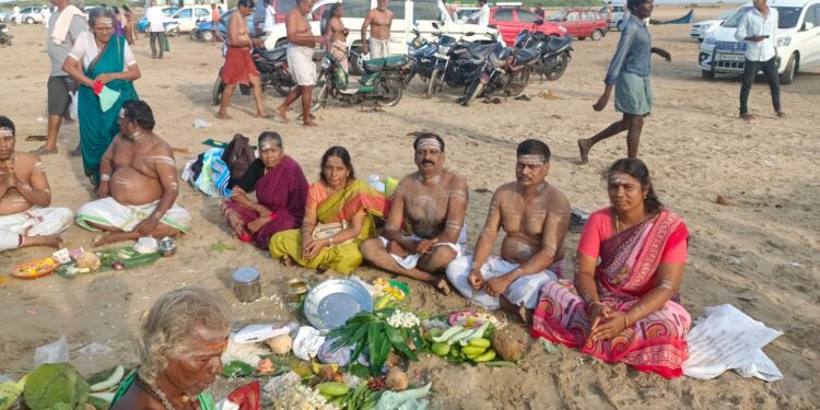 வேதாரணியம், கோடியக்கரையில் மகாளய அமாவாசையை முன்னிட்டு பக்தர்கள் கடலில் புனித நீராடினர் 