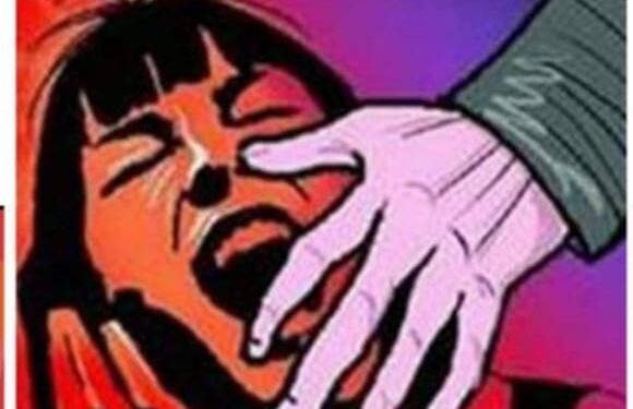 மாணவிகளுக்கு வாட்ஸ்-அப் மூலம் பாலியல் தொல்லை கொடுப்பதாக அரசு பள்ளி உடற்கல்வி ஆசிரியர் மீது போலீசில் புகார் கொடுக்கப்பட்டுள்ளது.