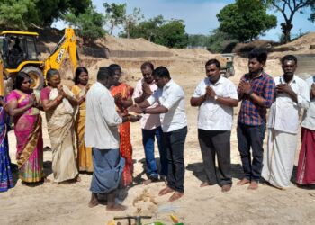 மழைகாலத்திற்கு முன்பு  மாப்பிள்ளையூரணியில் பெரிய கம்மா தூர்வாரும் பணிகள் தீவிரம் : ஊராட்சி மன்ற தலைவர் சரவணக்குமார் துவக்கி வைத்தார்!!