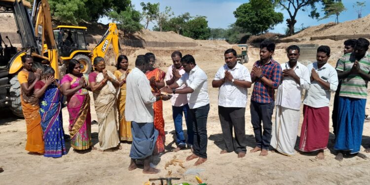 மழைகாலத்திற்கு முன்பு மாப்பிள்ளையூரணியில் பெரிய கம்மா தூர்வாரும் பணிகள் தீவிரம் : ஊராட்சி மன்ற தலைவர் சரவணக்குமார் துவக்கி வைத்தார்!!