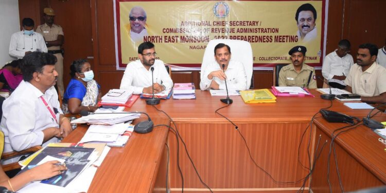 நாகப்பட்டினம் மாவட்ட ஆட்சியர் அலுவலக கூட்டரங்கில் வடகிழக்கு பருவமழை முன்னேற்பாடு பணிகள் தொடர்பான ஆய்வுக் கூட்டம் கூடுதல் தலைமைச் செயலர் வருவாய் நிர்வாக ஆணையர் எஸ்.கே.பிரபாகர் தலைமையில் இன்று நடைபெற்றது.