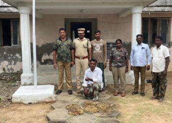 வேதாரண்யத்தை அடுத்த செட்டிபுலம் மேல காட்டைச் சேர்ந்த செந்தில்குமார் என்பவர் குயில் பறவைகளை கண்ணி வைத்து பிடித்ததற்காக கைது