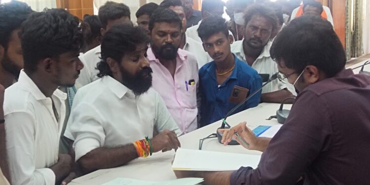 திருச்செந்தூர் முருகன் கோவில் இடம் மற்றும் அரசு நிலங்களில்  25 அடி ஆழம் தோண்டி பல கோடி மதிப்பிலான கிராவல் மண் கொள்ளை!! தலைமைச்செயலாளர் இறையன்பு-விடம் இசக்கிராஜா தேவர் புகார் அளிக்க முடிவு.