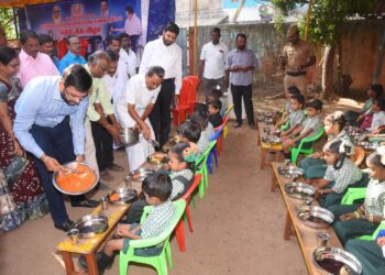 முதலமைச்சரின் காலை உணவுத் திட்டத்தினை நாகப்பட்டினம் மாவட்ட ஆட்சித்தலைவர் அ.அருண்தம்புராஜ் நாகப்பட்டினம் MLA ஜெ.முகமது ஷா நவாஸ் கீழ்வேளுர் சட்டமன்ற உறுப்பினர் வி.பி.நாகைமாலி ஆகியோர் இன்று தொடங்கி வைத்தனர்